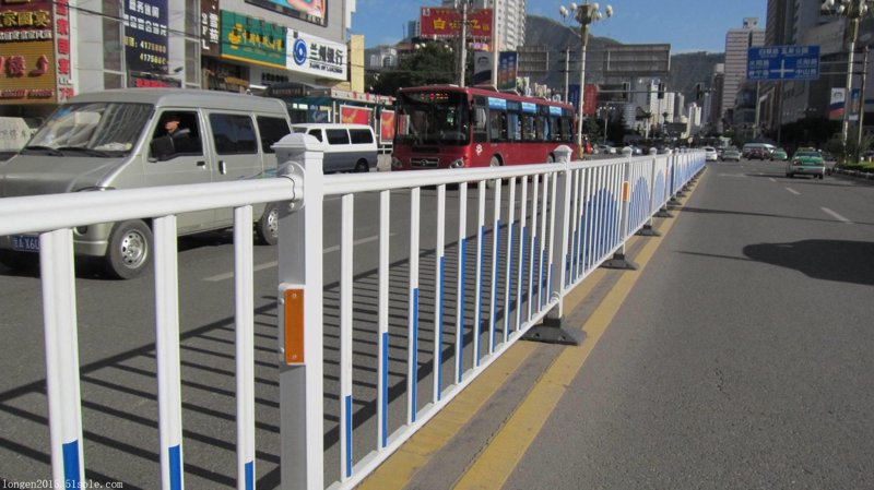 市政护栏:守护城市安全的坚固防线